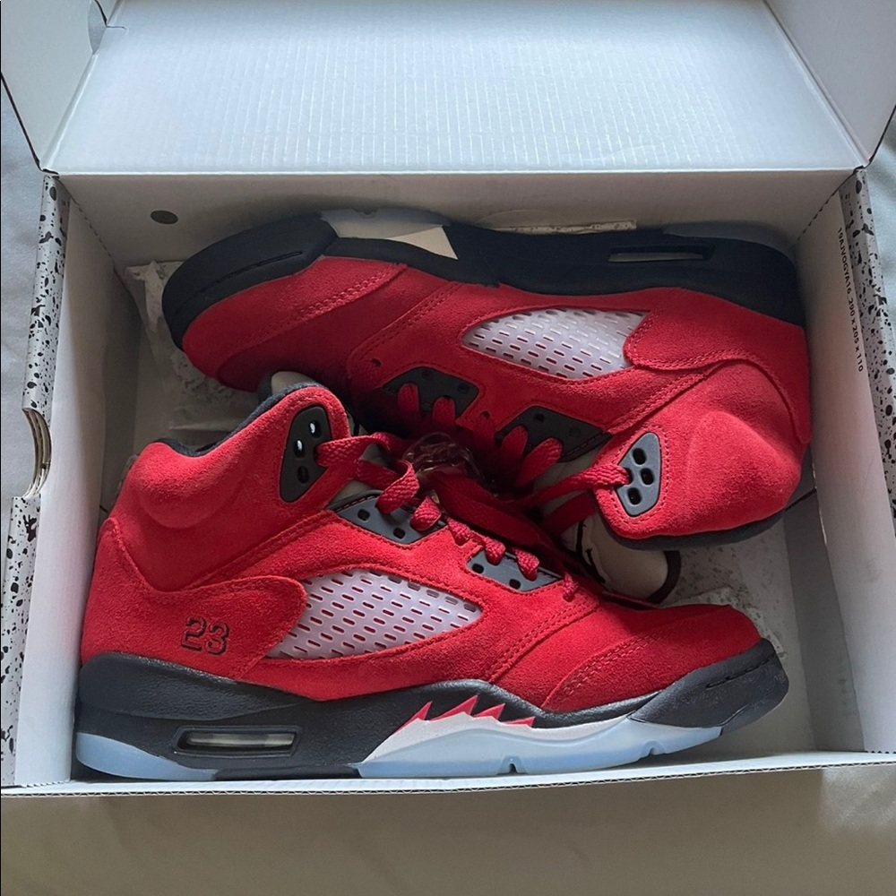 Selling my JORDAN 5 RAGING BULLS size 5.5Y